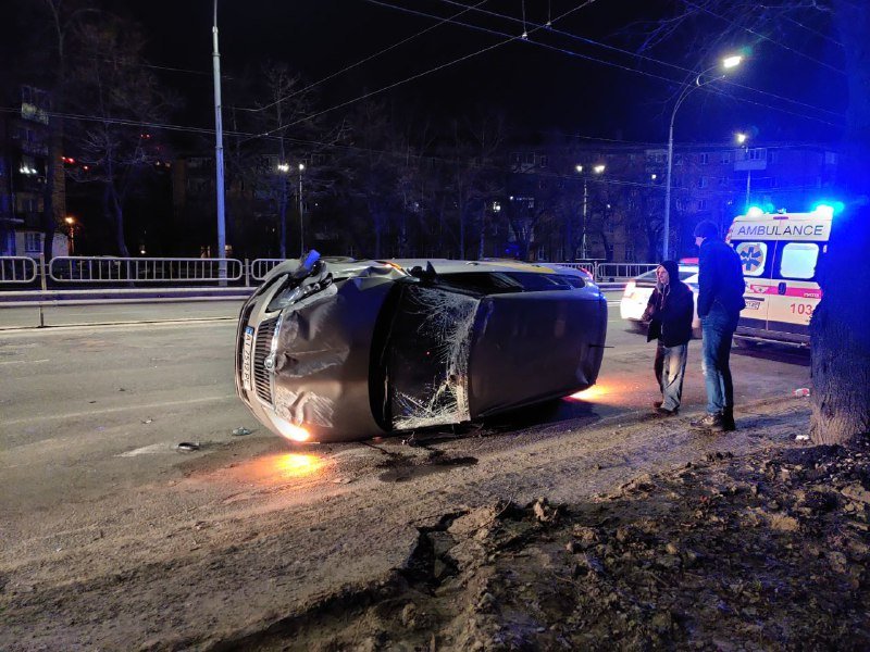 В Киеве на Чоколовском бульваре перевернулось такси Uklon 1