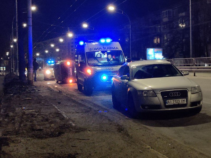 В Киеве на Чоколовском бульваре перевернулось такси Uklon 2