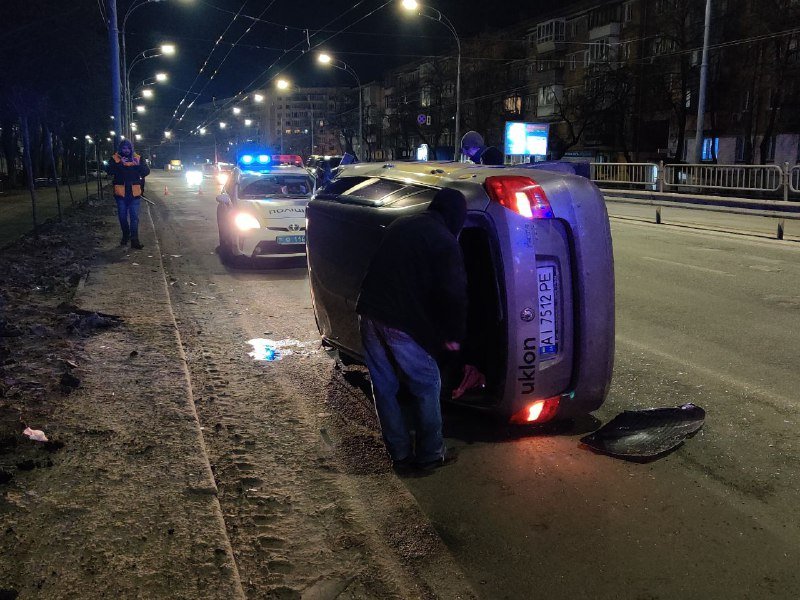 В Киеве на Чоколовском бульваре перевернулось такси Uklon 4