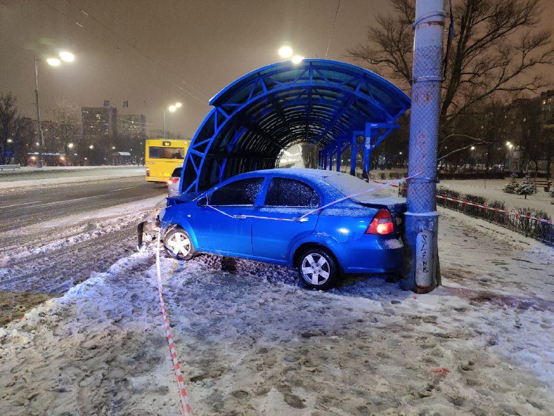 В Киеве на проспекте Соборности Chevrolet влетел в конструкцию подземного перехода: есть пострадавшие 1