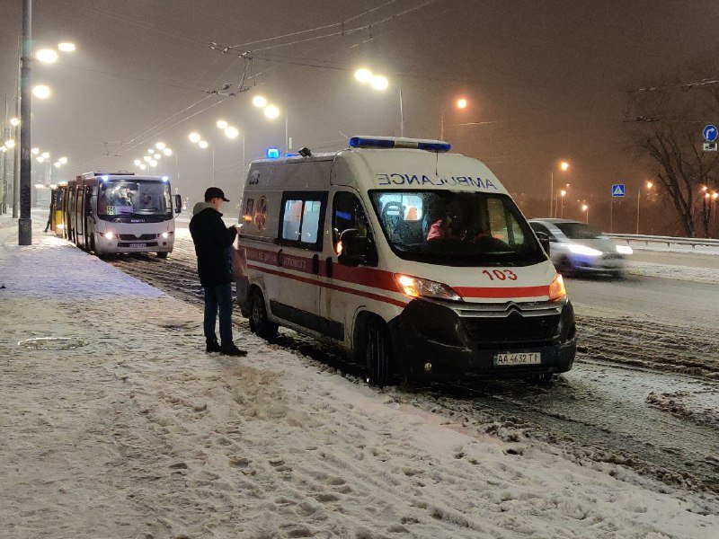 В Киеве на проспекте Соборности Chevrolet влетел в конструкцию подземного перехода: есть пострадавшие 2