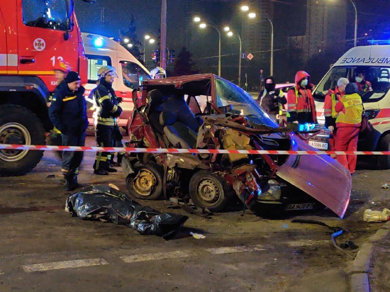 Пьяный водитель Land Cruiser превратил Skoda в груду металлолома: два человека погибли на месте 2