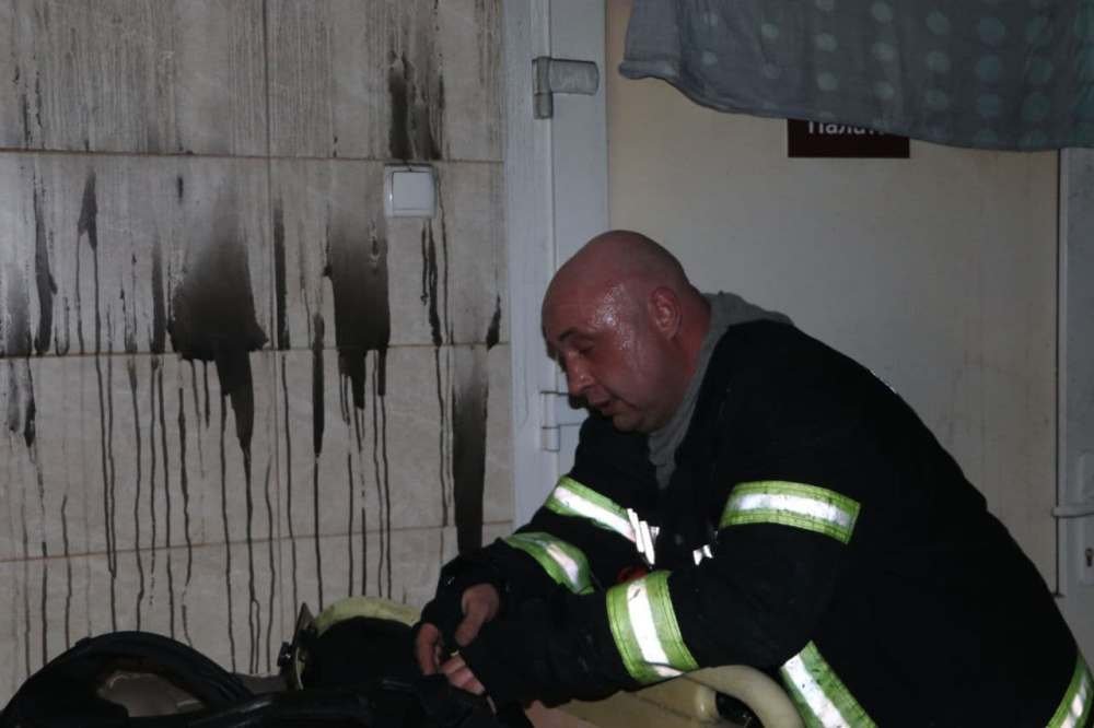 Пожар в реанимационном отделении больницы в Киеве: первые подробности и кадры с места 9