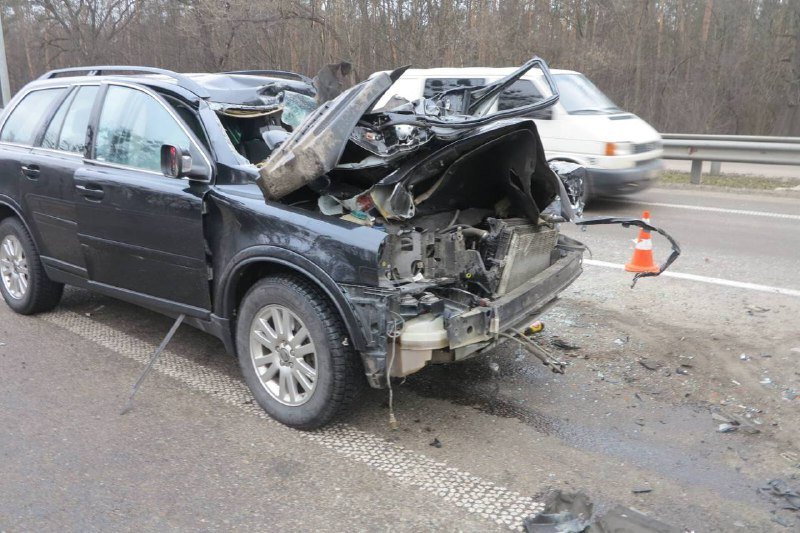В Киеве на Житомирской трассе Volvo влетел под фуру: водитель погиб на месте 2