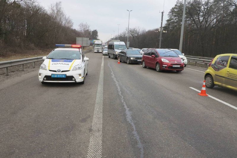 В Киеве на Житомирской трассе Volvo влетел под фуру: водитель погиб на месте 3