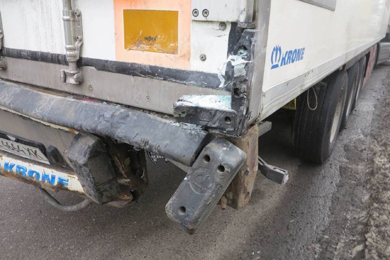 В Киеве на Житомирской трассе Volvo влетел под фуру: водитель погиб на месте 5