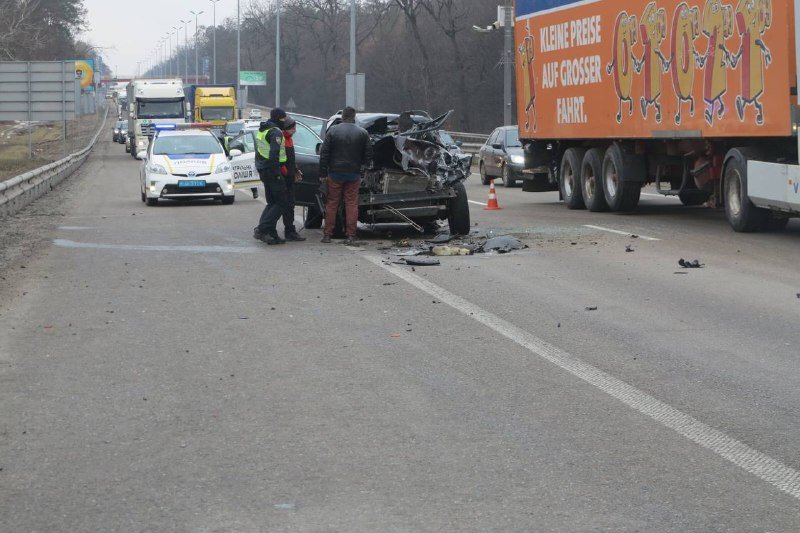 В Киеве на Житомирской трассе Volvo влетел под фуру: водитель погиб на месте 6