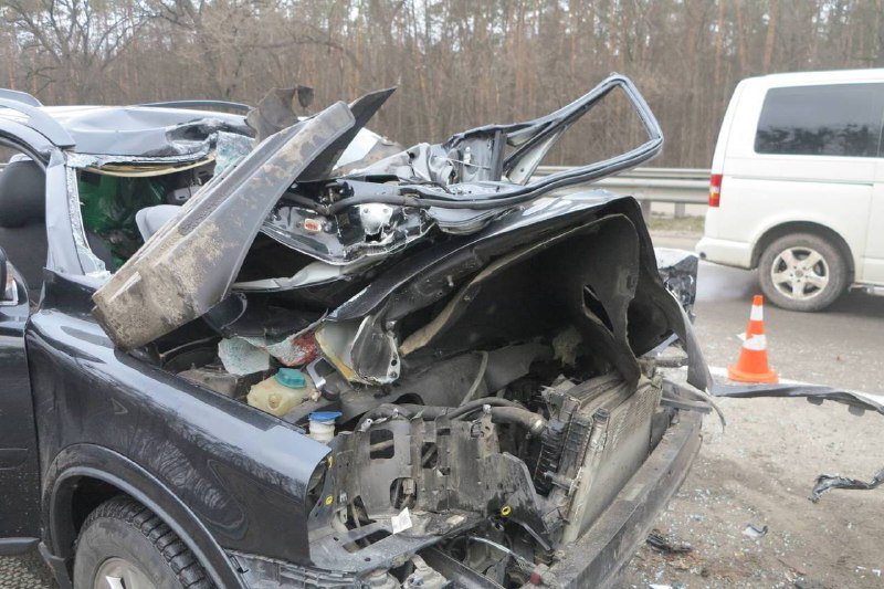 В Киеве на Житомирской трассе Volvo влетел под фуру: водитель погиб на месте 7