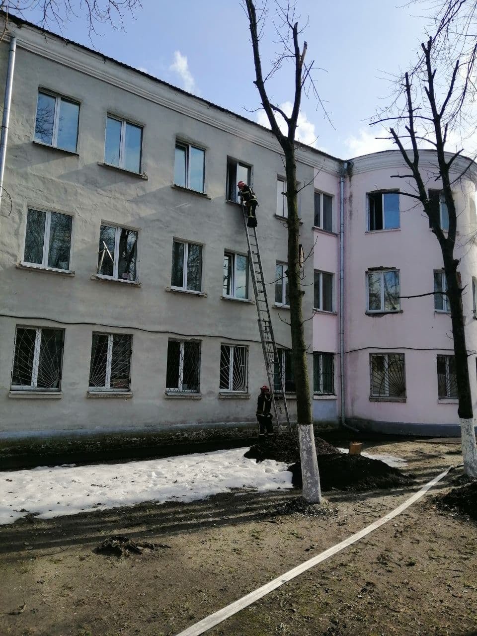 в Киеве загорелась комната в общежитии: подробности и кадры изнутри 4