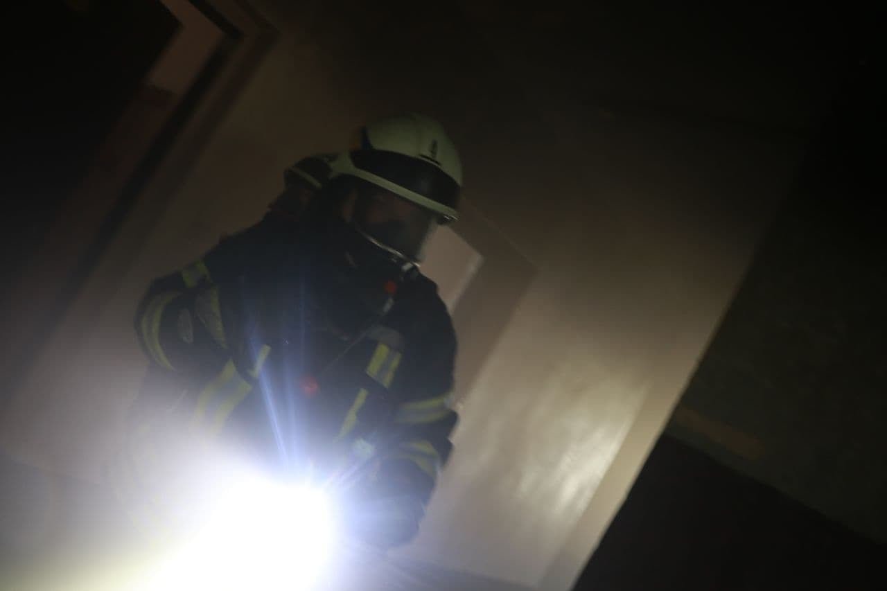 в Киеве загорелась комната в общежитии: подробности и кадры изнутри 5