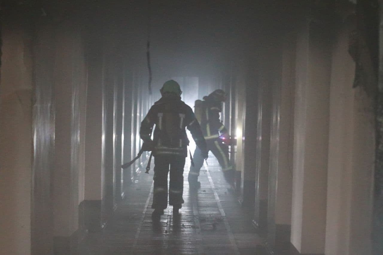 в Киеве загорелась комната в общежитии: подробности и кадры изнутри 6