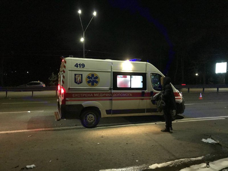 В Киеве на Шулявке BMW влетел в грузовик коммунальщиков и превратился в груду металла 1