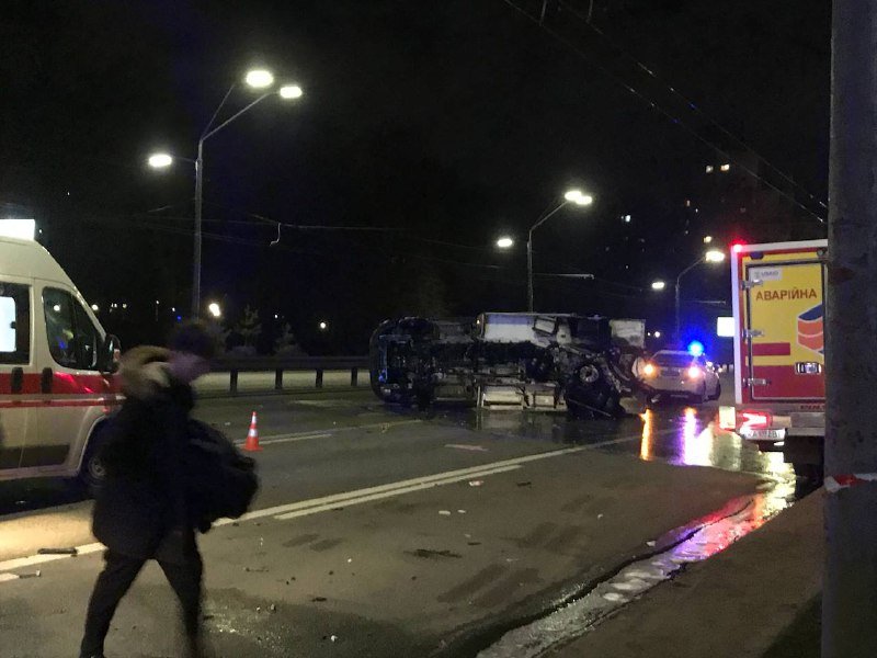 В Киеве на Шулявке BMW влетел в грузовик коммунальщиков и превратился в груду металла 2