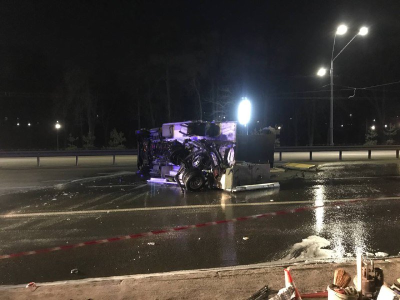 В Киеве на Шулявке BMW влетел в грузовик коммунальщиков и превратился в груду металла 3