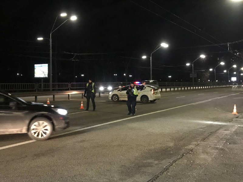 В Киеве на Шулявке BMW влетел в грузовик коммунальщиков и превратился в груду металла 4