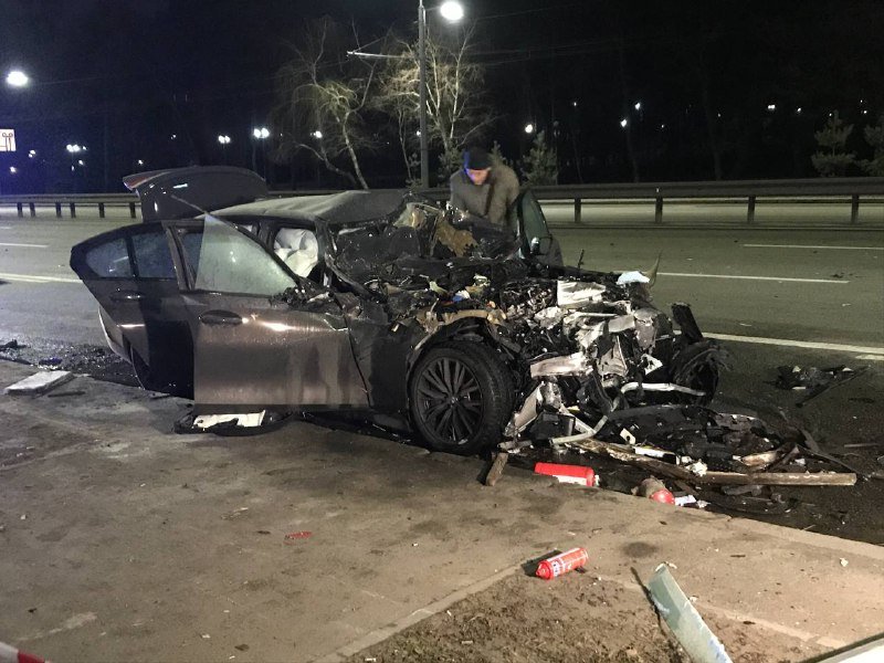 В Киеве на Шулявке BMW влетел в грузовик коммунальщиков и превратился в груду металла 5