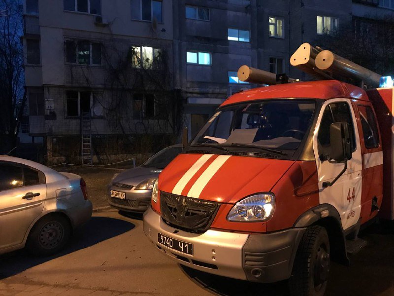 В Голосеевском районе Киева загорелась квартира в многоэтажке 2