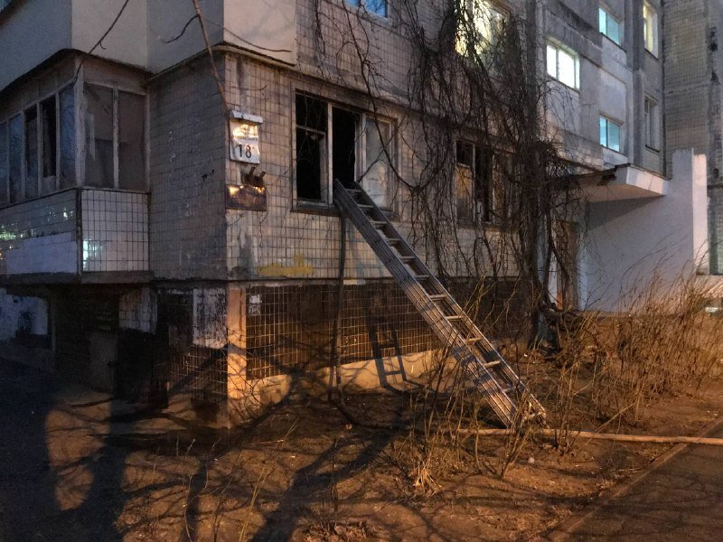 В Голосеевском районе Киева загорелась квартира в многоэтажке 4