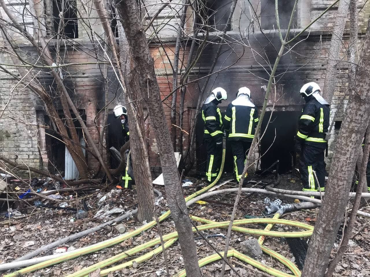 В центре Киева на территории Александровской больницы произошел пожар: что горело 2