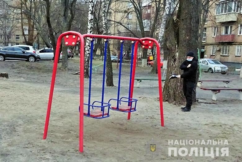 В Киеве иностранец пристал к школьнице на детской площадке и показывал ей свой половой орган 1