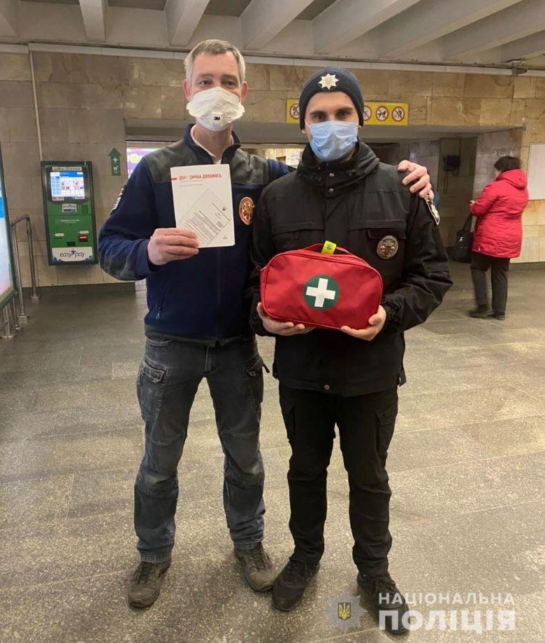 В Киеве у пассажира метро случился сердечный приступ: его спас полицейский 1