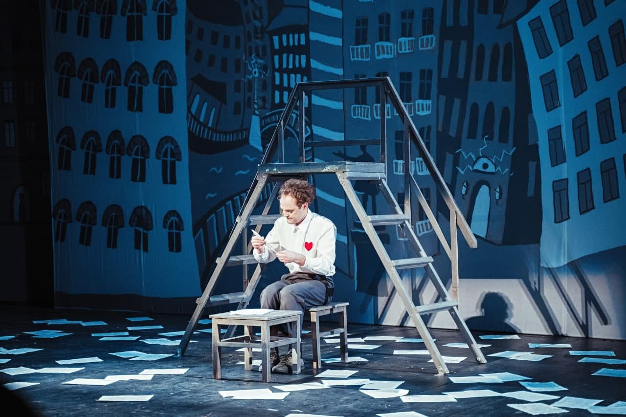 Тайна красной шинели, бродившей по городу, разгадана: проект «Театр 360 градусов» снимал новый видеоспектакль по Гоголю 1