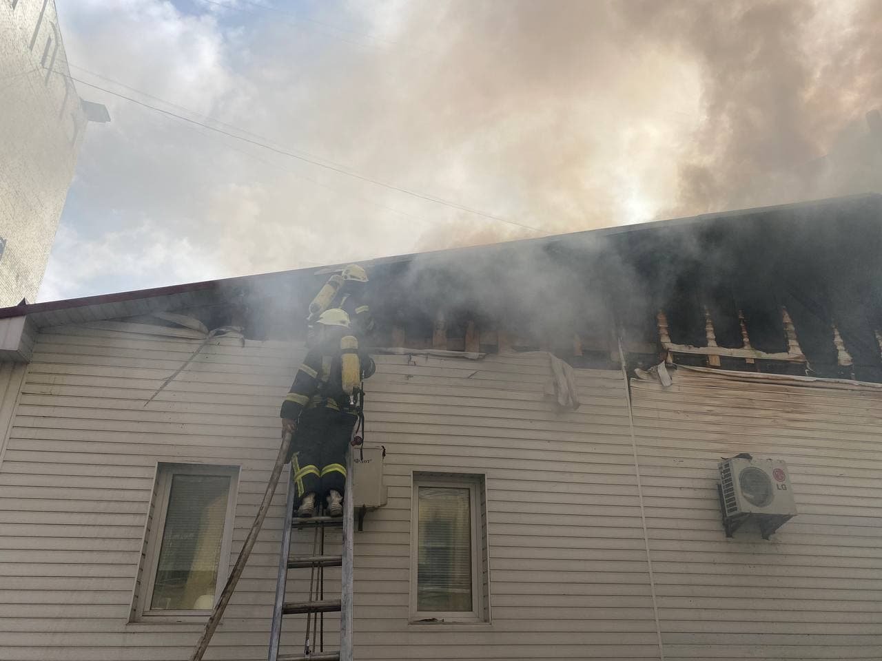 В Киеве на улице Саксаганского горит дом 2