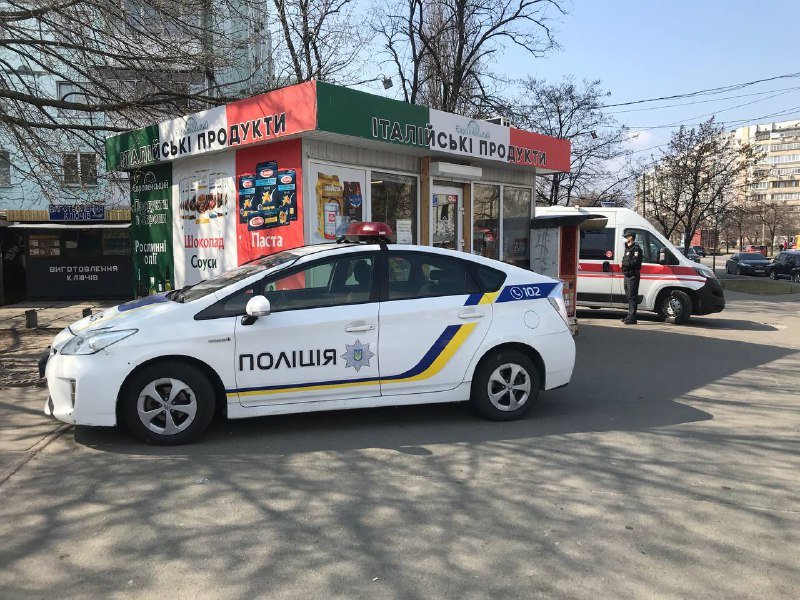 В Киеве неадекватный мужчина бросался на служителей церкви и побил медиков "скорой" 2