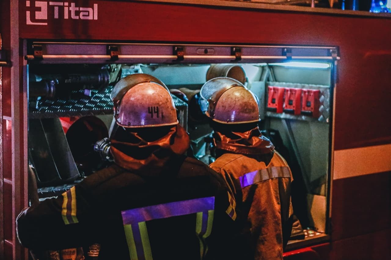 В Киеве из горящей квартиры на Теремках спасли трех человек 2