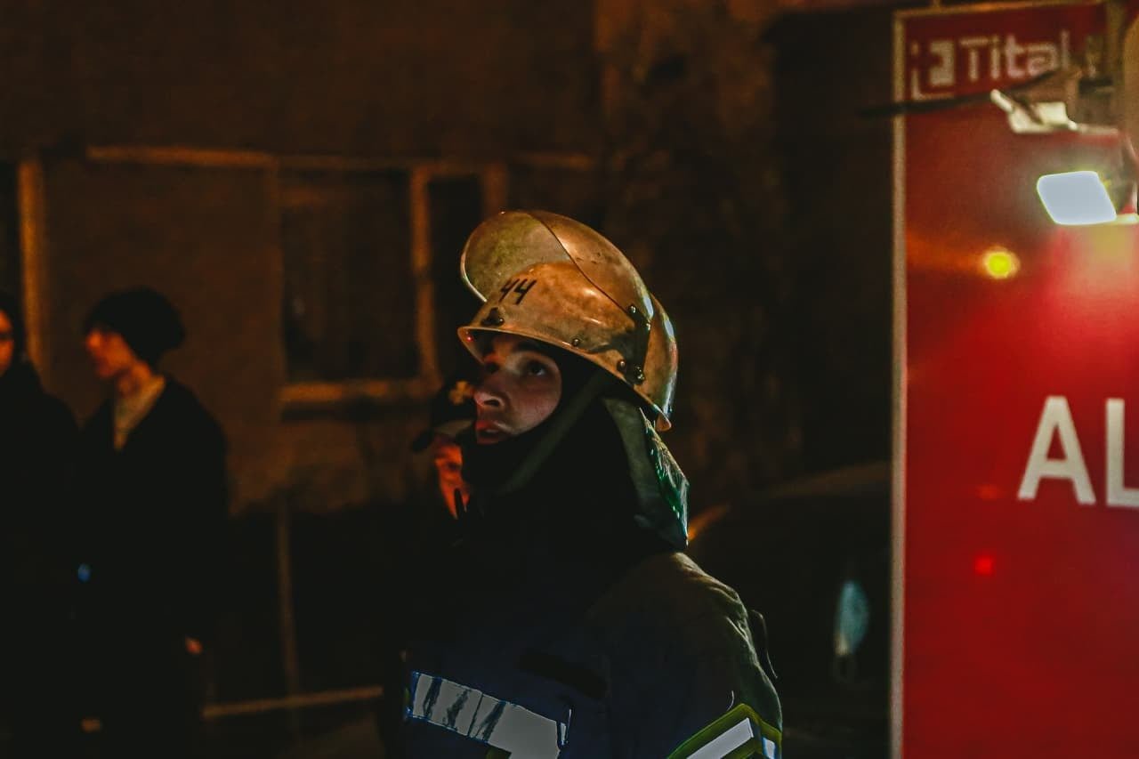 В Киеве из горящей квартиры на Теремках спасли трех человек 3