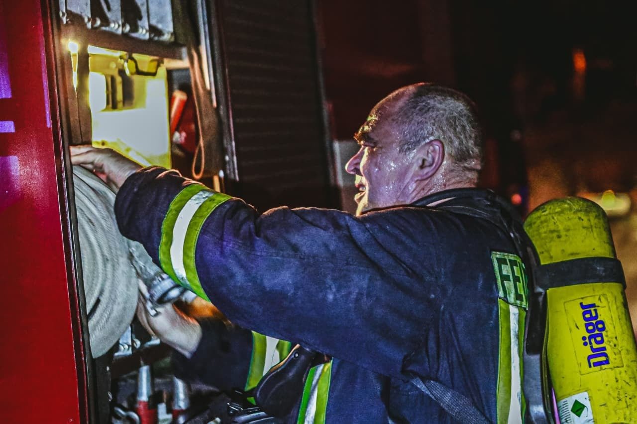 В Киеве из горящей квартиры на Теремках спасли трех человек 4