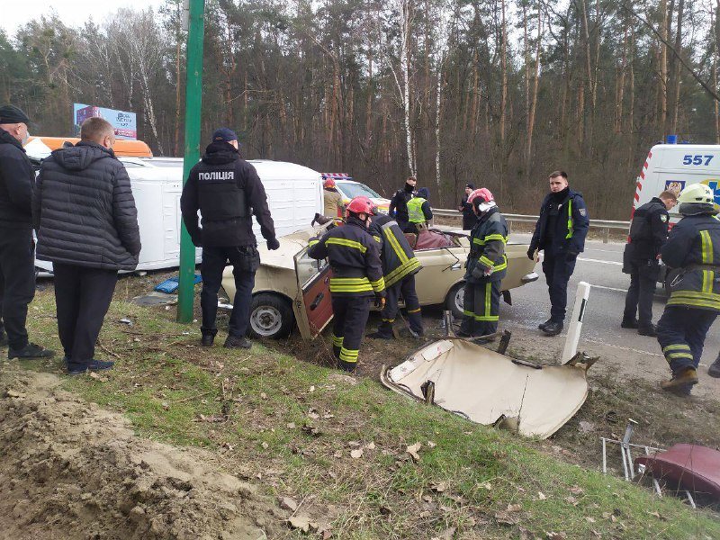 Под Киевом катафалк с покойником столкнулся с "Москвичом": погибли люди 1