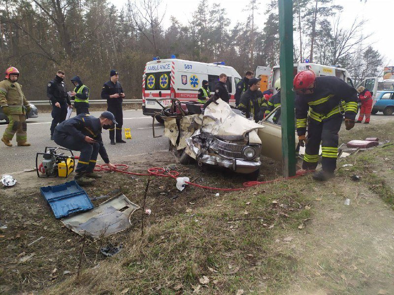 Под Киевом катафалк с покойником столкнулся с "Москвичом": погибли люди 2