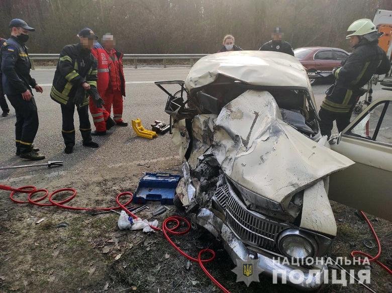 Под Киевом катафалк с покойником столкнулся с "Москвичом": погибли люди 3