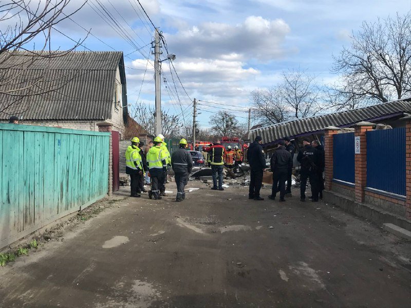 В Киеве в частном секторе Жулян взорвался газ: под завалами дома могут быть люди 2