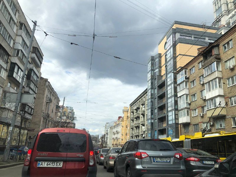 Киев продолжает стоять в пробках: фотографии дорог из разных уголков города 1