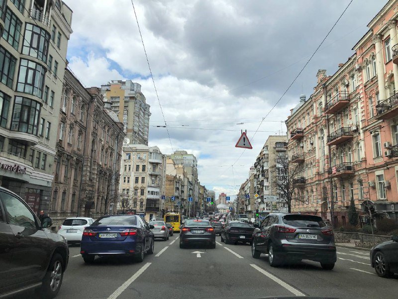Киев продолжает стоять в пробках: фотографии дорог из разных уголков города 3