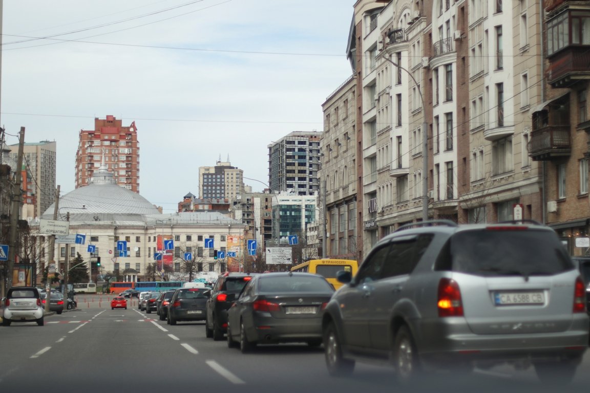 Киев продолжает стоять в пробках: фотографии дорог из разных уголков города 4