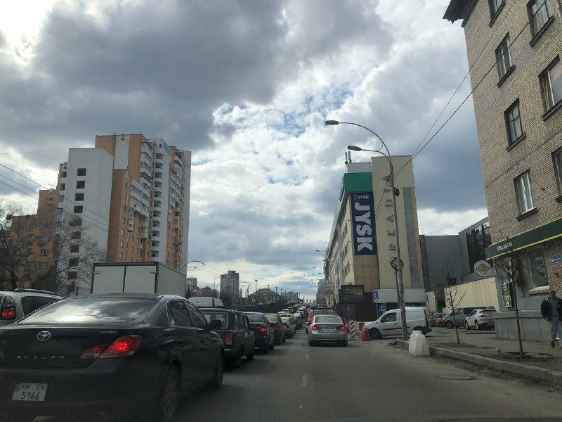 Киев продолжает стоять в пробках: фотографии дорог из разных уголков города 5