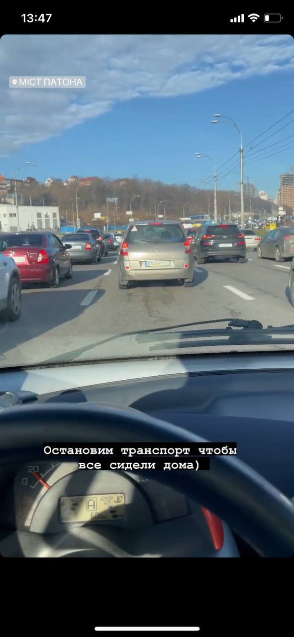 Киев продолжает стоять в пробках: фотографии дорог из разных уголков города 7