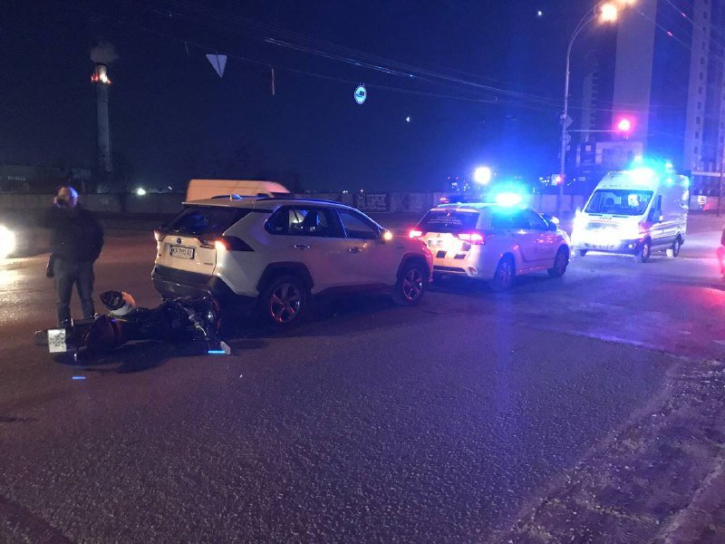 В Киеве пьяный мотоциклист влетел в Toyota на светофоре 2