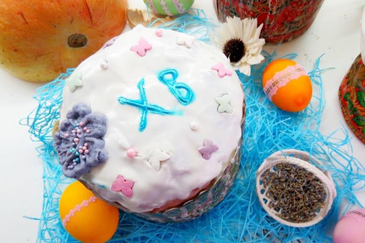 Тыквенный кулич с лавандовой сливочной глазурью