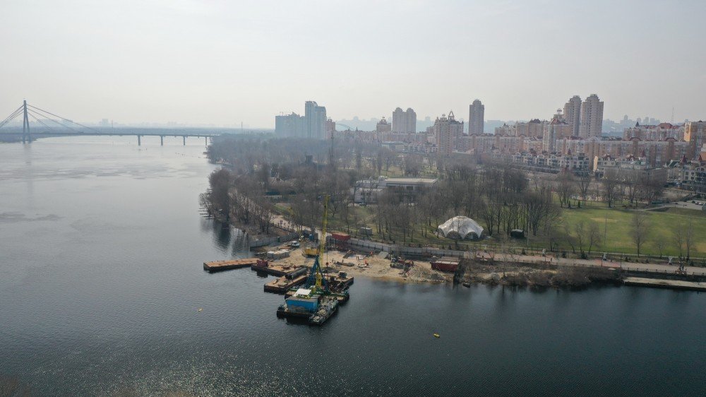 Как в Киеве строят новый пешеходный мост с Оболонской набережной на остров Оболонский: видео 1