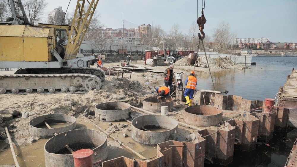 Как в Киеве строят новый пешеходный мост с Оболонской набережной на остров Оболонский: видео 2