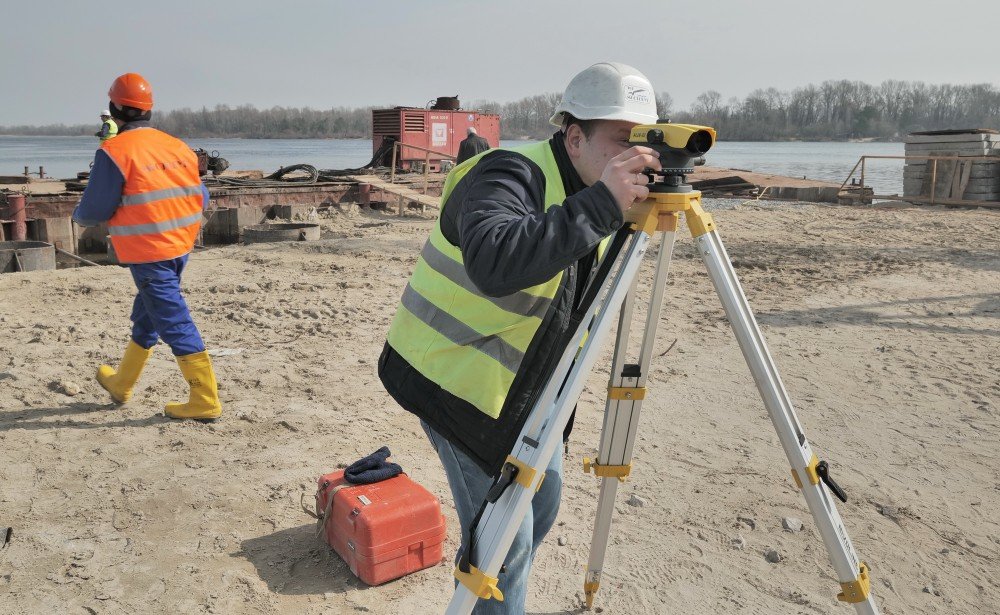 Как в Киеве строят новый пешеходный мост с Оболонской набережной на остров Оболонский: видео 3