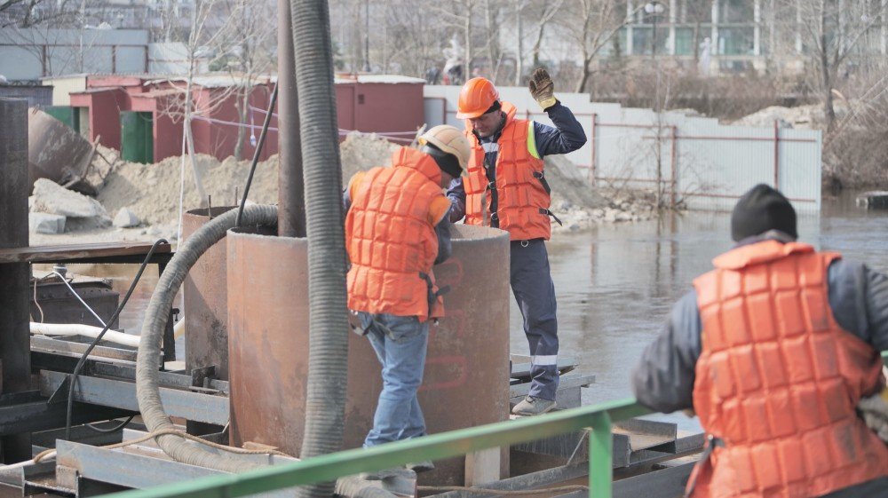 Как в Киеве строят новый пешеходный мост с Оболонской набережной на остров Оболонский: видео 4