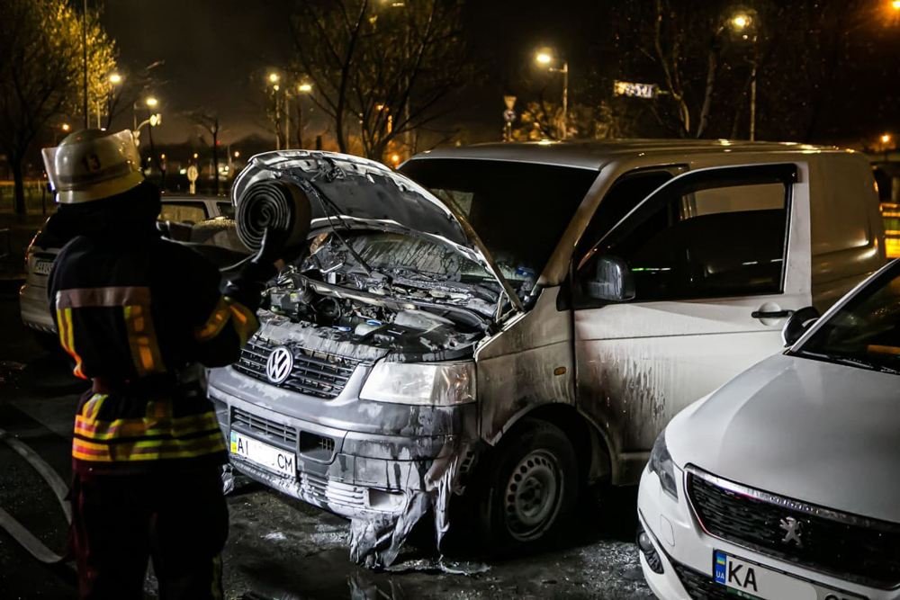 В Киеве за ночь сгорели несколько машин и микроавтобус 1