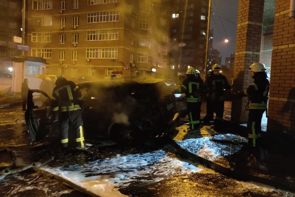 В Киеве за ночь сгорели несколько машин и микроавтобус 2