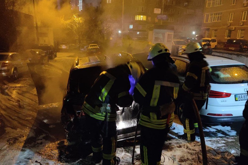 В Киеве за ночь сгорели несколько машин и микроавтобус 4