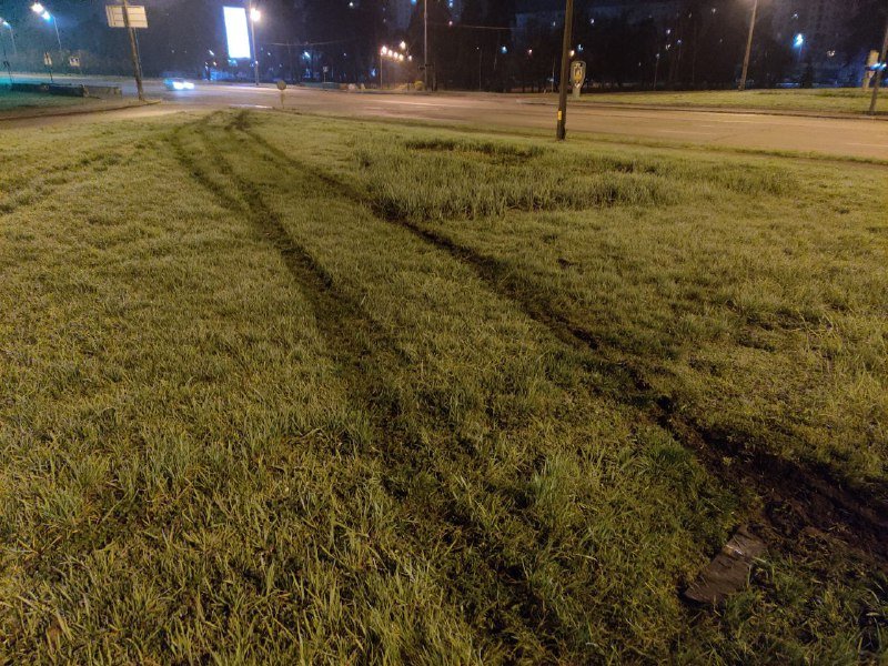 В Киеве на Броварском проспекте неадекватный водитель вылетел с проезжей части 1